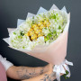 Букет из конфет Ferrero Rocher и и альстромерии фото 2