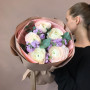 Букет из розовых ранункулюсов и сиреневой матиолы