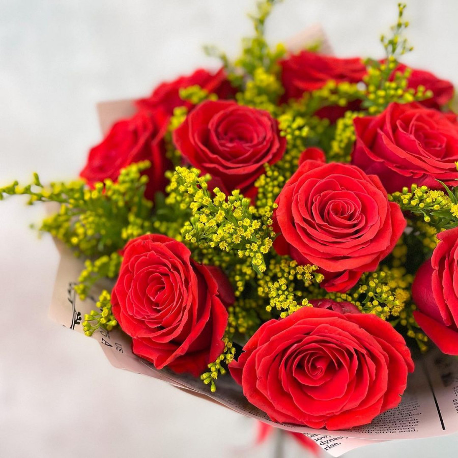 Букет из 11 красных роз с солидаго - фото 2