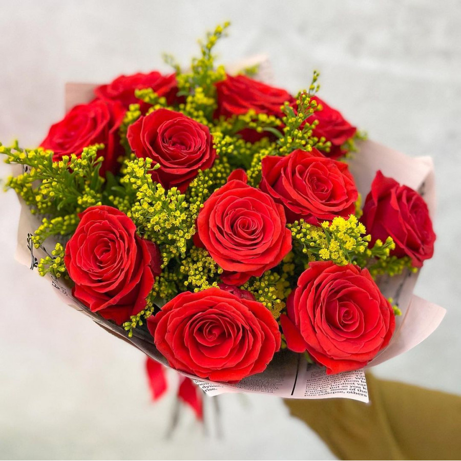 Букет из 11 красных роз с солидаго - фото 3