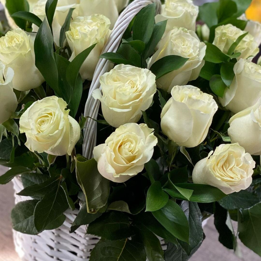 Композиция 31 белой розы в белой корзине - фото 2