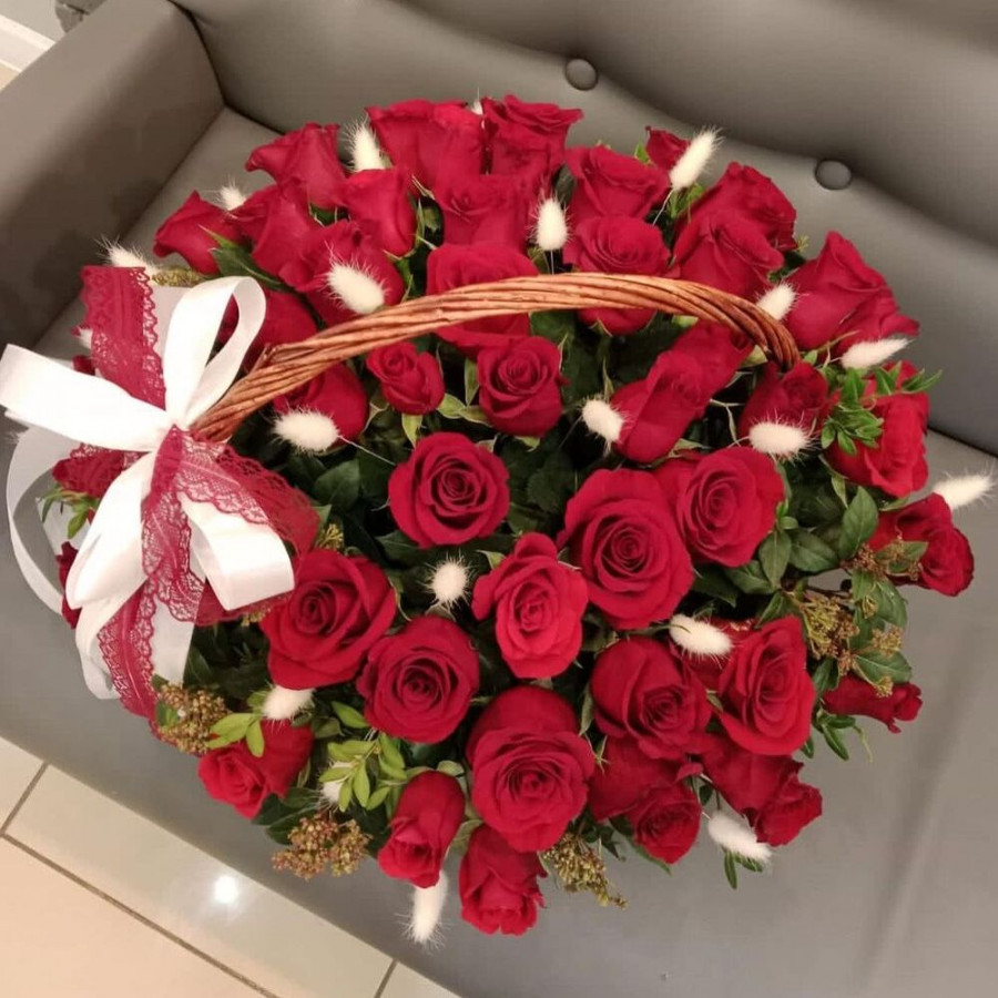 Композиция из 51 красной розы в корзине с бантом - фото 2