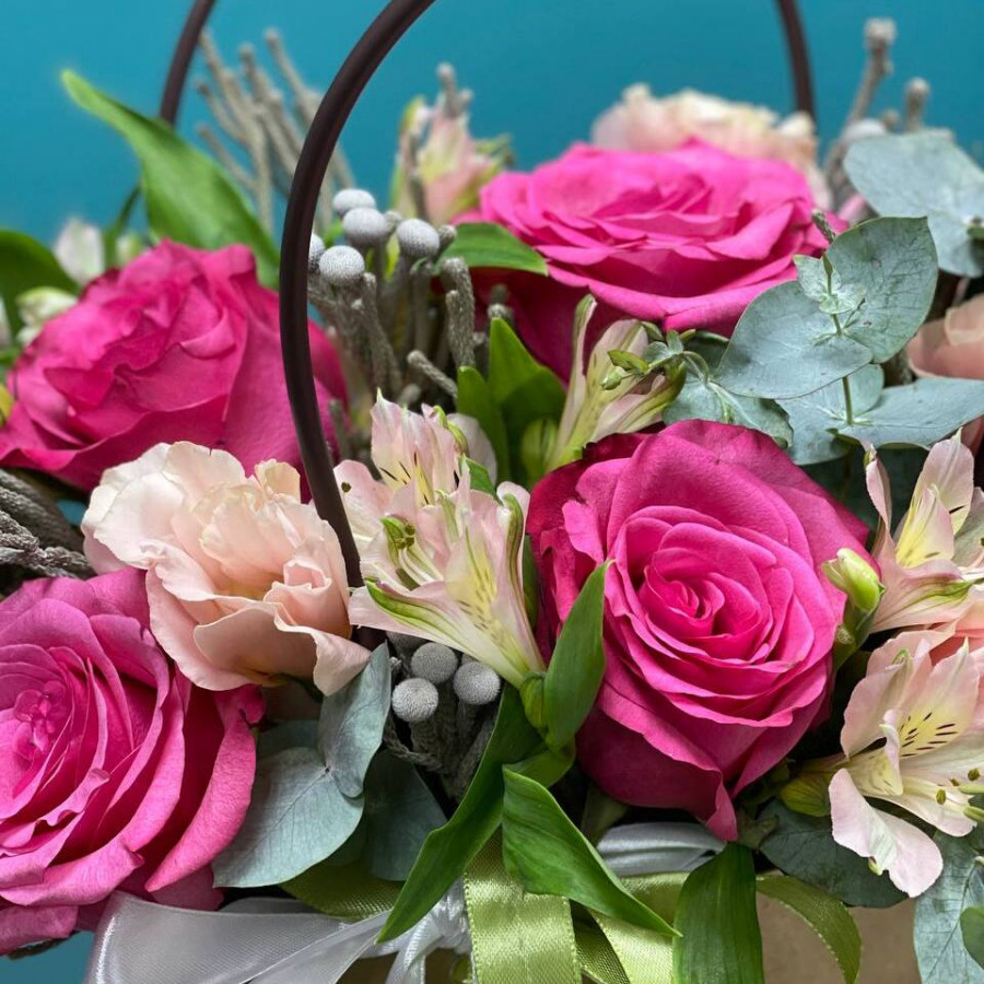 Розовые розы с альстромерией в сумочке - фото 2