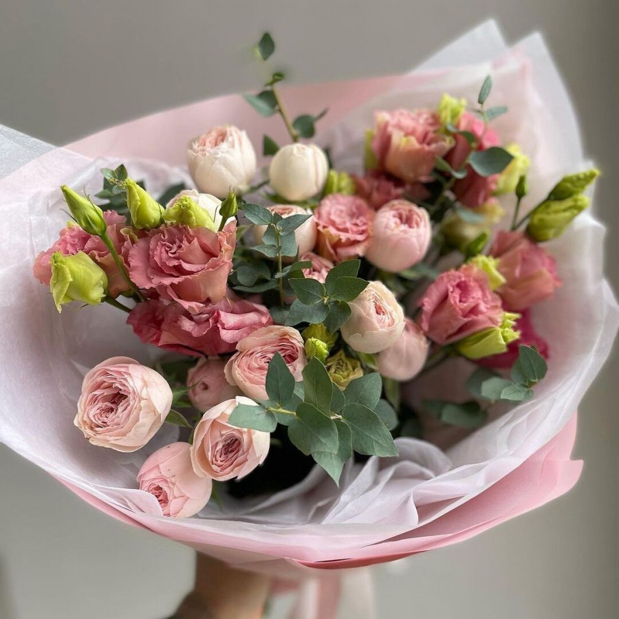 Букет из розовых премиум-пионовидных роз