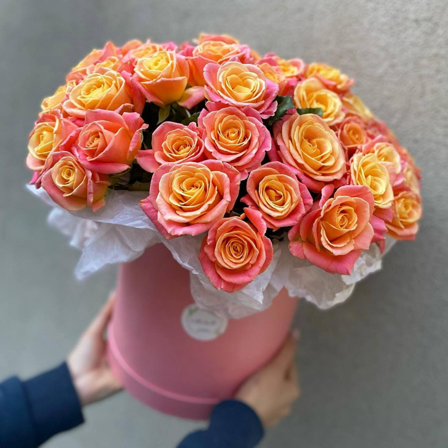 35 оранжевых роз в шляпной коробке - фото 2