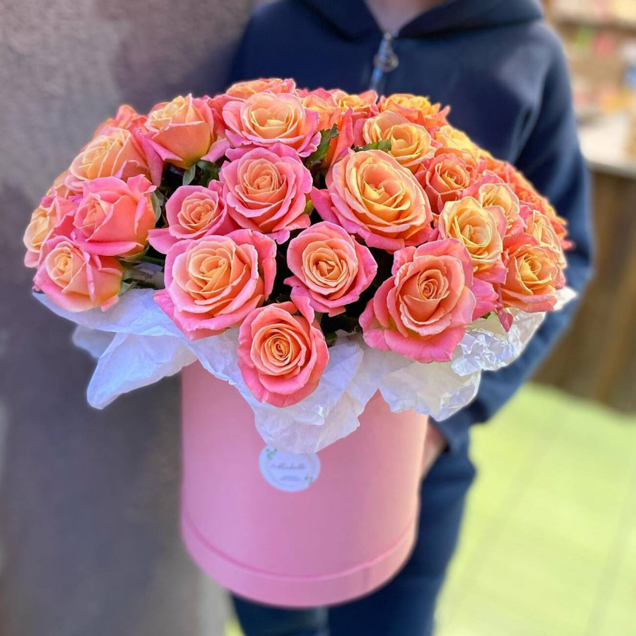 35 оранжевых роз в шляпной коробке - фото 3