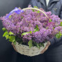 Композиция с сиренью в корзине